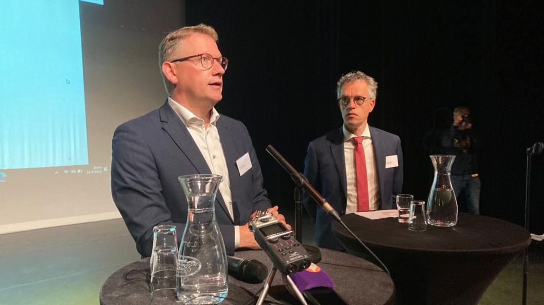 Harold Zoet en Hans van Daalen luisteren naar de aanwezigen.