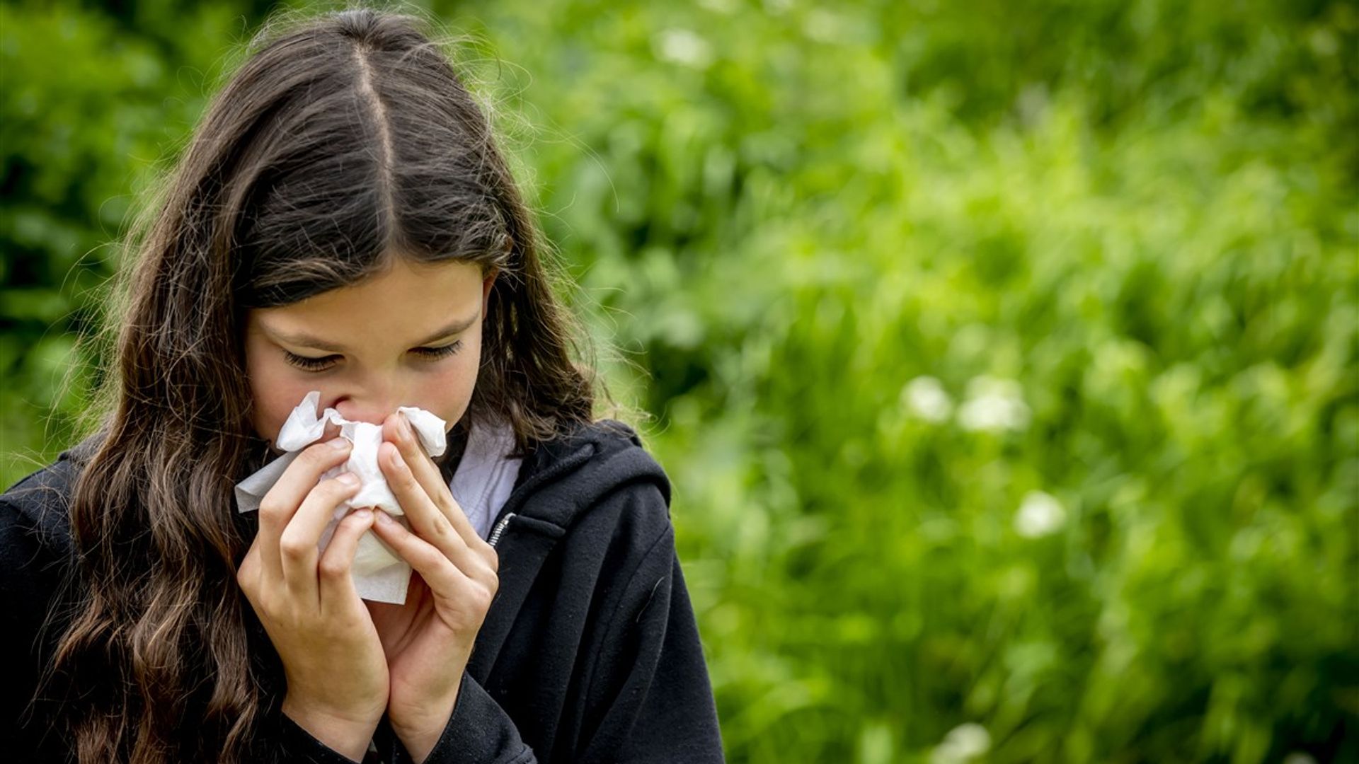 Zakdoek bij de hand: "Graspollenseizoen zeer vroeg van start"
