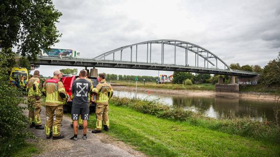Persoon belandt in water bij brug, hulpdiensten grijpen in