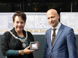 Burgemeester Dijksma ontvangt zilverstuk met Trijn van Leemput vanwege 900 jaar Utrecht