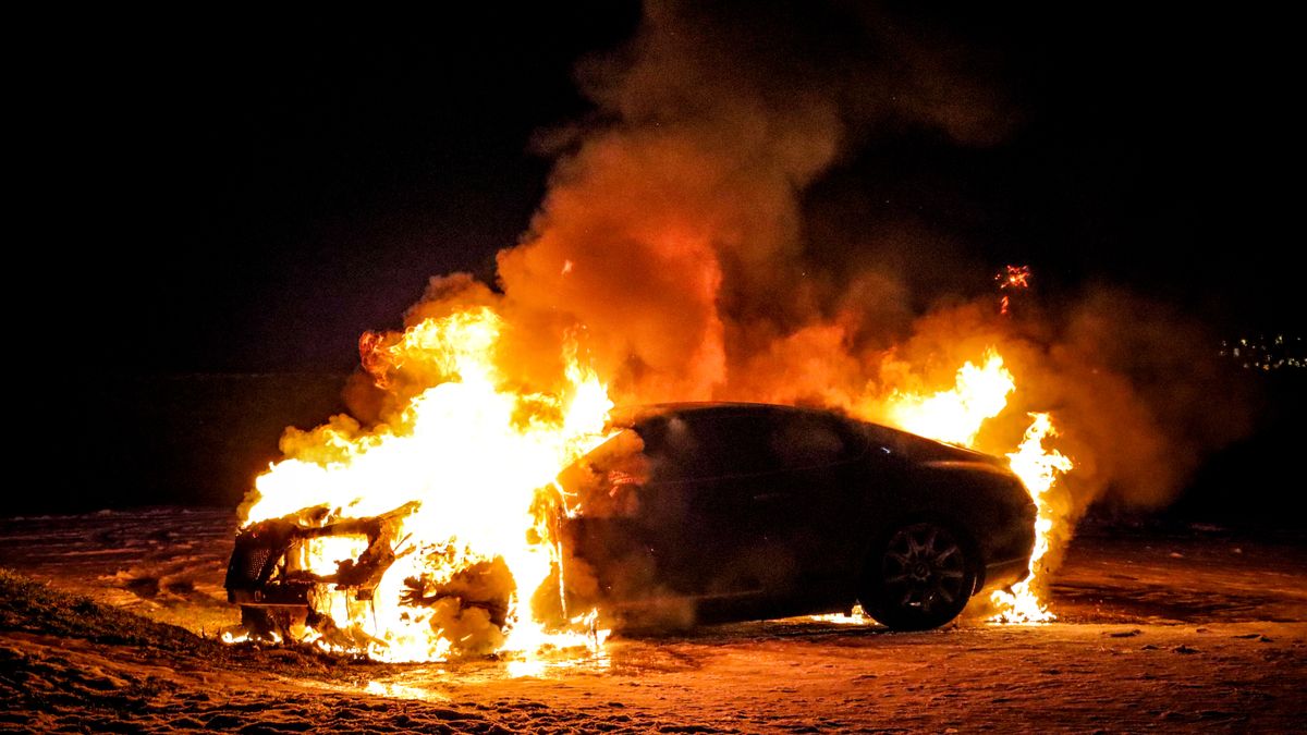 Auto gaat op in vlammen in Weiteveen