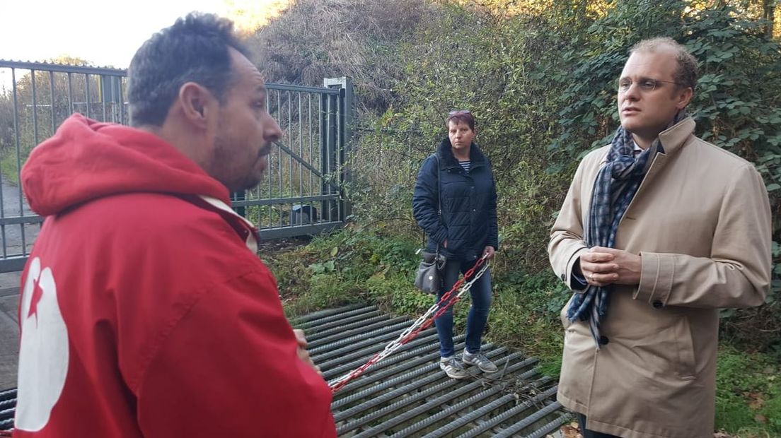 Winterswijk stopt niet met het storten van vervuilde grond in de kleiput. Dat zegt burgemeester Joris Bengevoord. Volgens hem is er veelvuldig contact geweest met het ministerie en doet de gemeente niets verkeerds.