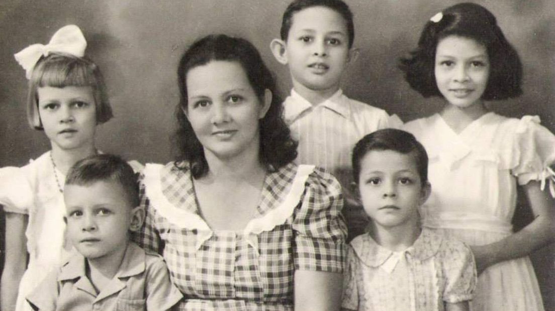 Overgrootmoeder Eveline von Kriegenbergh met haar kinderen