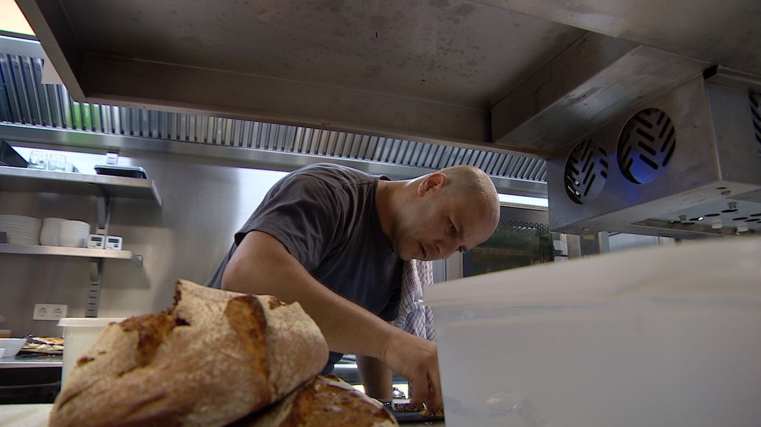 Filipe Simoes aan het werk in de keuken van een strandpaviljoen in Cadzand