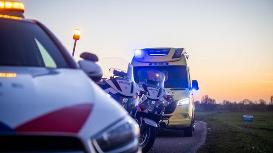 112 Nieuws: Motorrijder en mountainbiker gewond bij aanrijdinging | Automobilist klapt tegen boom en moet met politie mee.