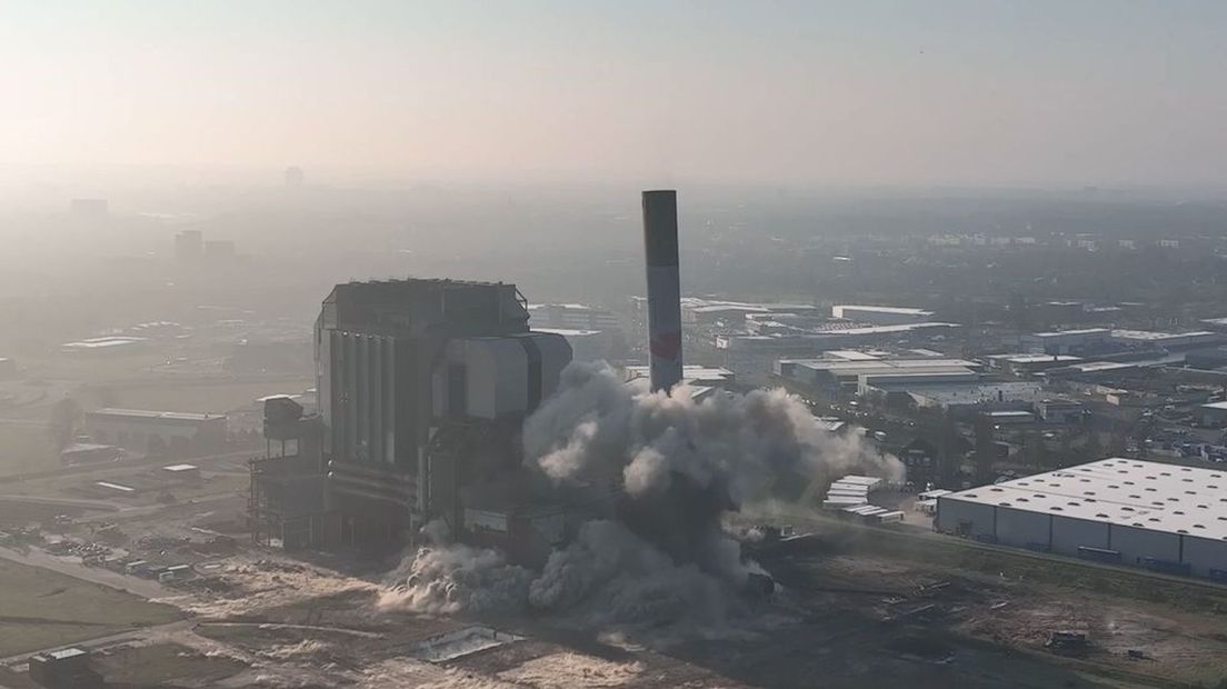 De instorting van de schoorsteen vanuit de lucht.