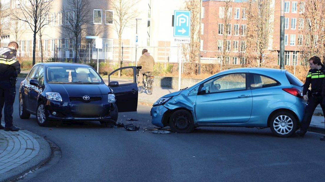 Auto's flink beschadigd bij aanrijding in Enschede