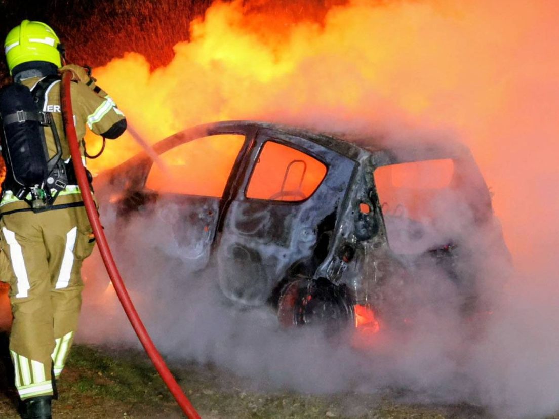 Auto in weiland uitgebrand.