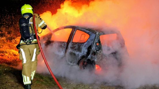 Brandende auto in weiland gevonden