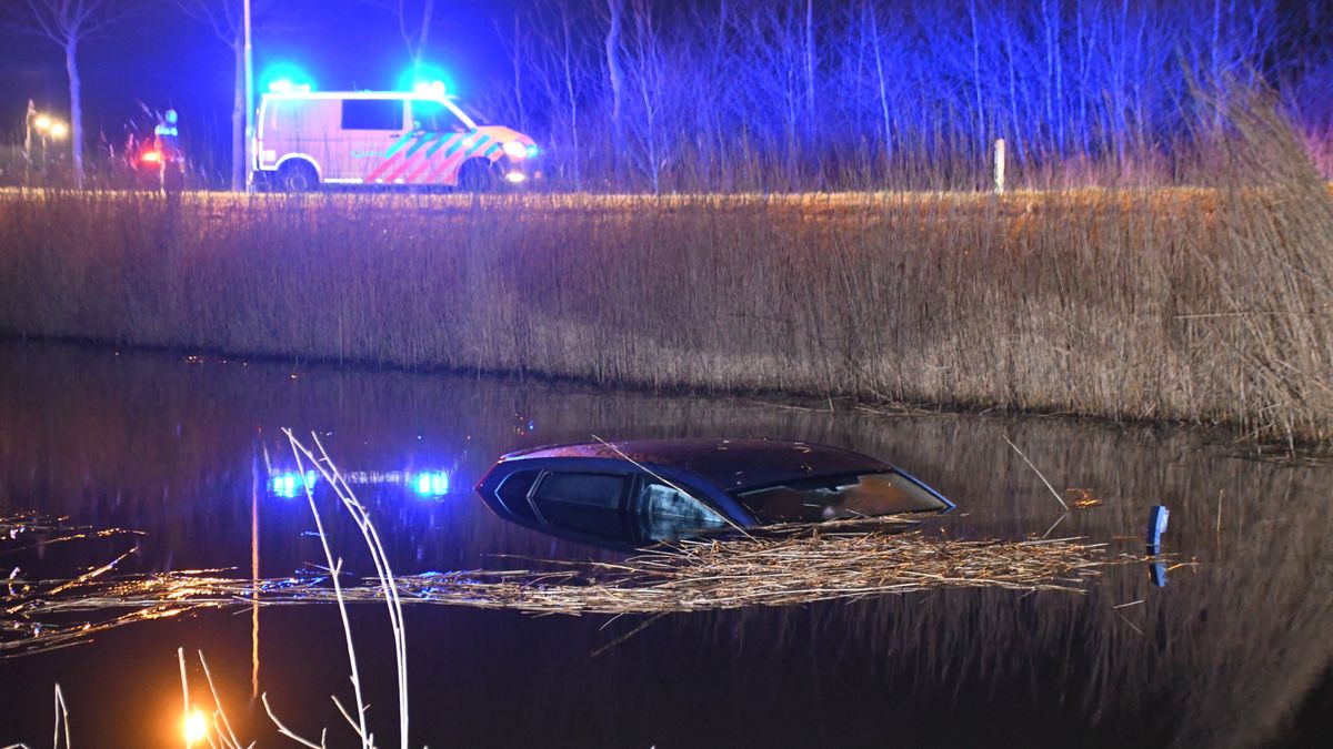 Auto bijna kopje onder bij Koudekerke