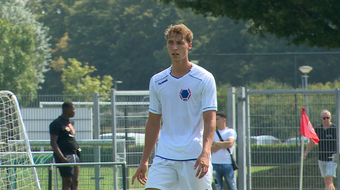 Twee jaar geleden speelde hij nog tegen Ajax, maar nu zit voetballer Daan Klomp zonder club