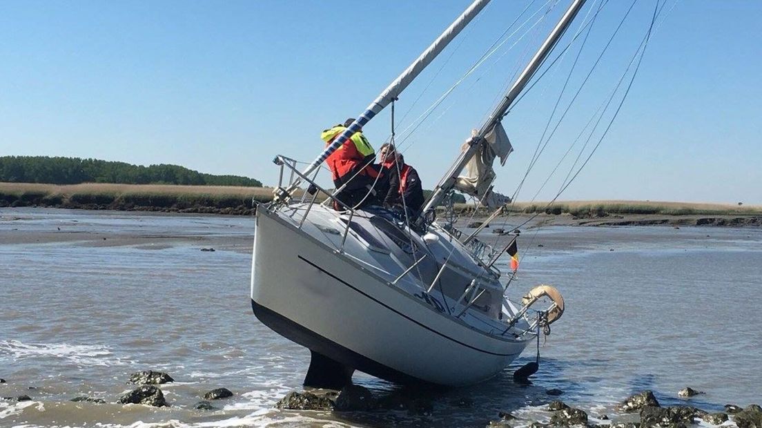 Zeiljacht op strekdam