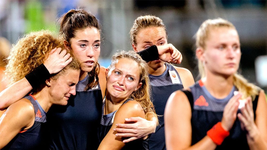 Naomi van As (tweede van links) troost haar teamgenoten na verloren olympische finale 