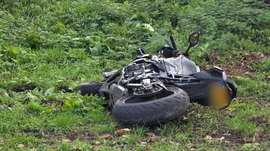 Motorrijder rijdt van dijk, gewond naar ziekenhuis