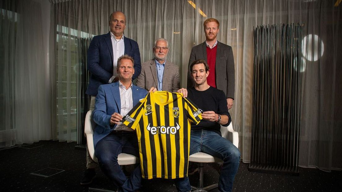 De nieuwe Vitesse-eigenaar Coley Parry (rechtsonder).
