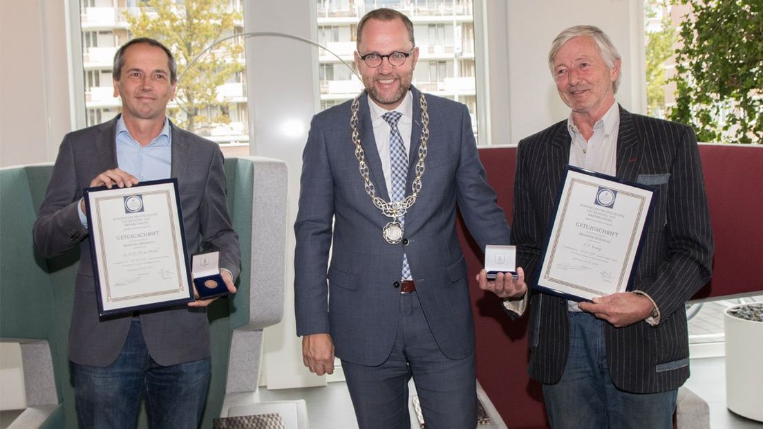 Godfried van Berkel (links) en Frits Verheij met burgemeester Schoenmaker