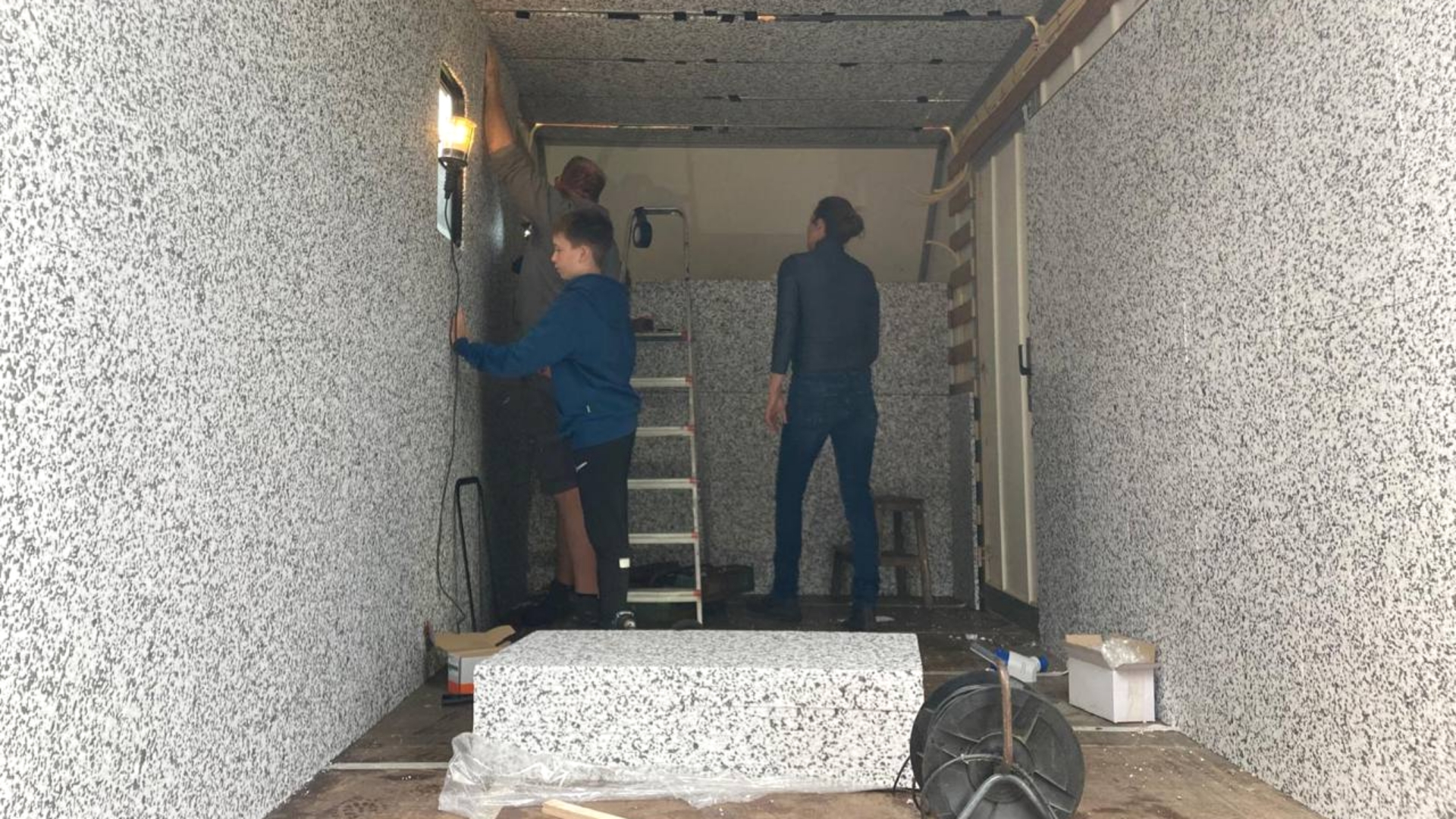 Reij en Smit aan het klussen in hun toekomstige rijdende kliniek