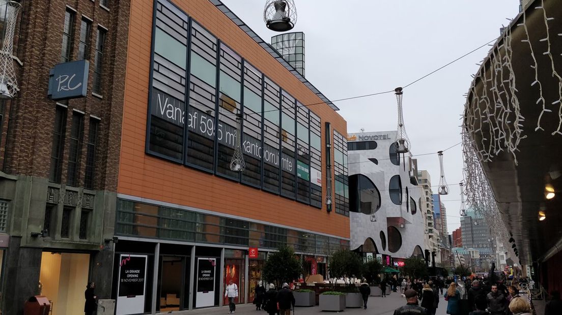 Een laagstaand kantoorgebouw aan de Grote Markstraat in Den Haag wordt een hotel. | Foto Omroep West