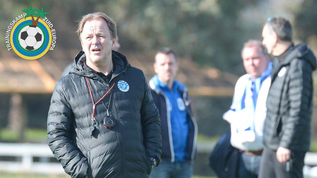 Mike Snoei zag goede dingen tijdens het oefenduel van De Graafschap, maar ook een aantal mindere. 'We komen een afspraak niet na en die penalty was een slippertje.'