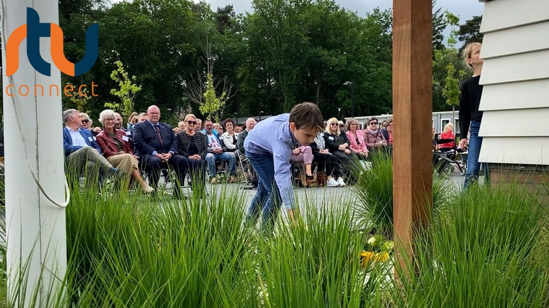 Kinderen van de Renkumse Airborne-school lazen de namen van de slachtoffers voor en legden bloemen