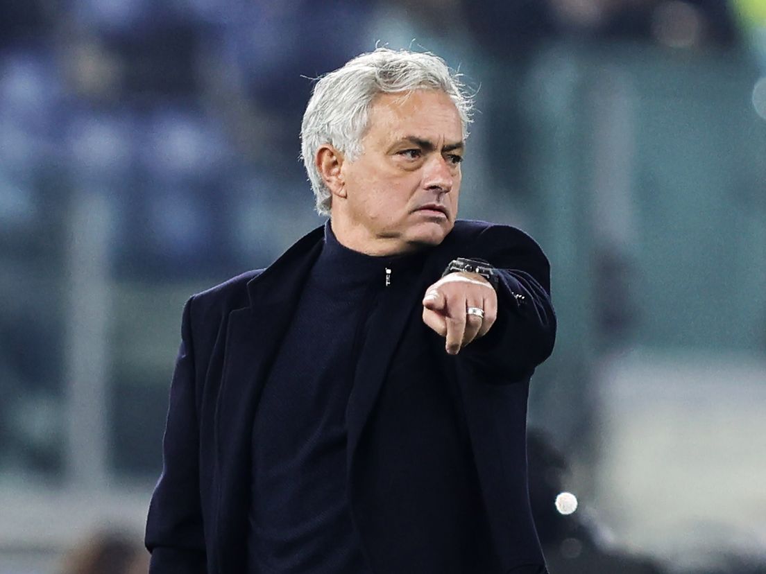 José Mourinho coacht tijdens de Romeinse derby tussen AS Roma en Lazio Roma