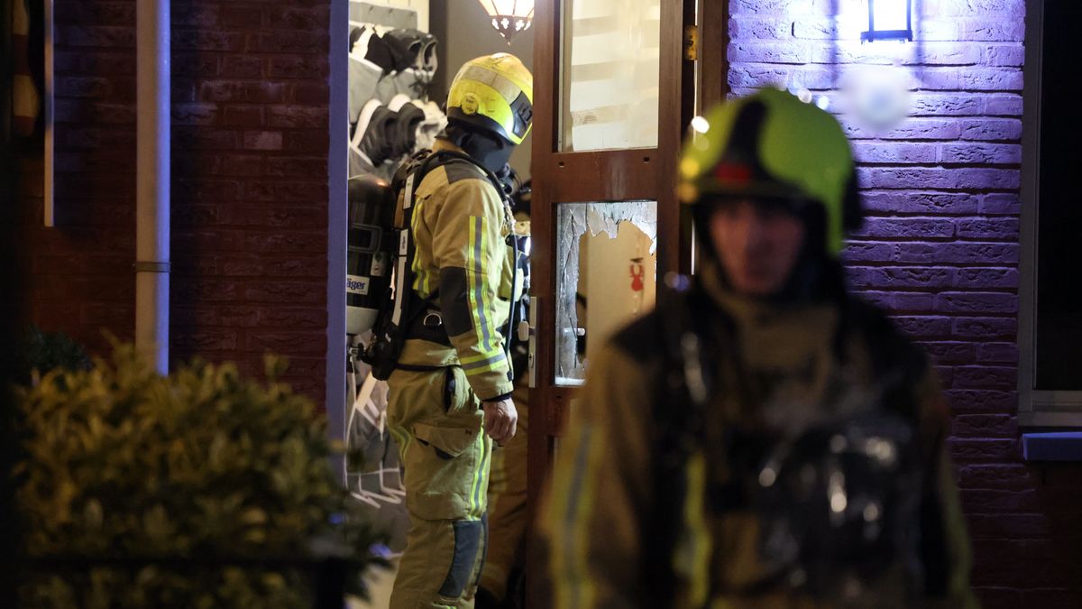 Voordeur vernield door explosie bij woning Ypenburg