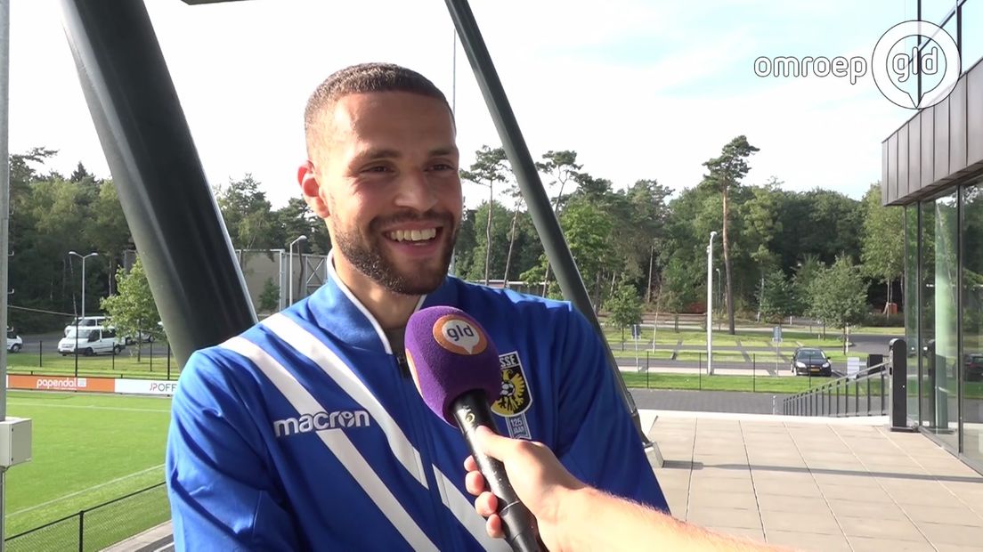 Luc Castaignos zette maandag zijn handtekening onder een eenjarige huurdeal met Vitesse. De spits moet na een jaar amper voetballen in Portugal zijn geluk gaan vinden bij de Arnhemmers. En daar heeft hij zin in. 'Ik heb honger.'