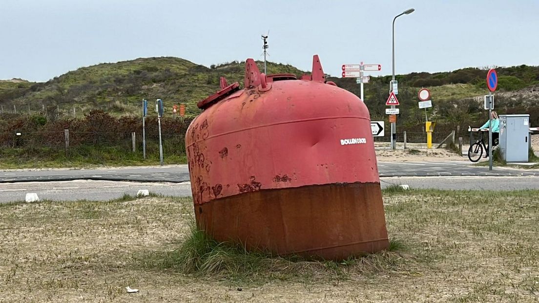 De boei op de rotonde bij Nederzandt vóór de make-over