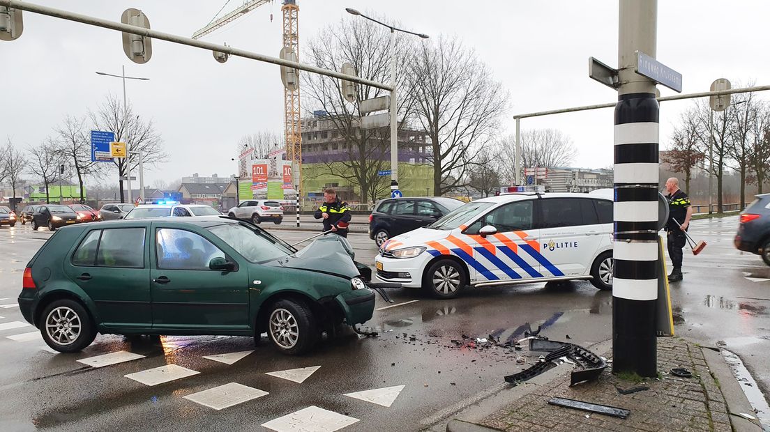 Bestuurder botst op paal in Amersfoort