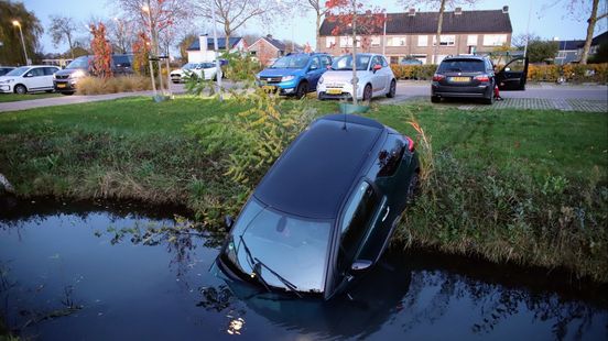 Auto rolt sloot in • vrouw gewond na botsing. Auto rolt sloot in • vrouw gewond na botsing.