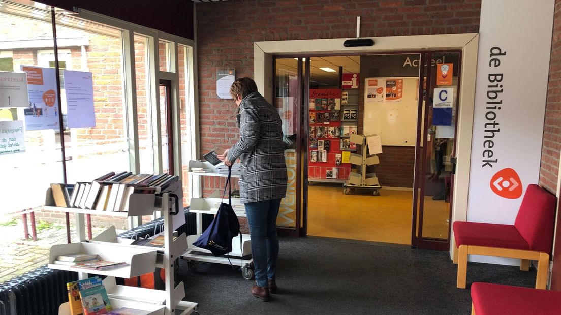 Bij de bibliotheek in Havelte kunnen er weer boeken worden ingeleverd (Rechten: RTV Drenthe/Jasmijn Wijnbergen)