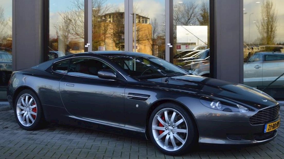 De Aston Martin, de favoriete bolide van ex-strafpleiter Bram Moszkowicz, staat te koop in Ommen