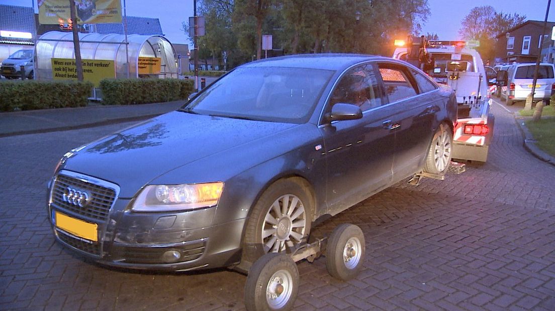 De Audi ramde bij de vlucht een politiewagen - Foto ANP