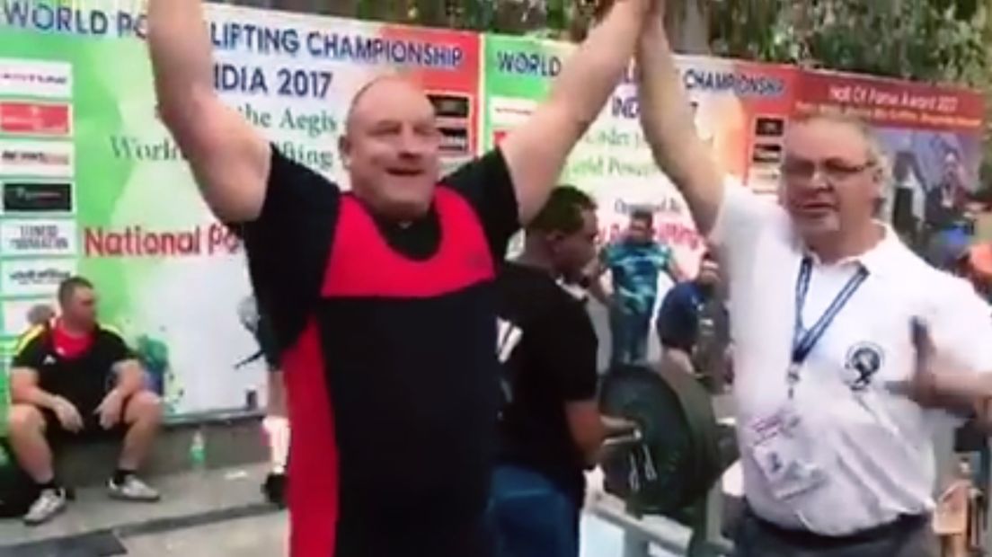 Gouden Johny tilt 162,5 kilo en verbetert zo het wereldrecord