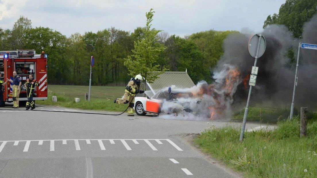 Oude Porsche van de Rijkspolitie in brand in Enschede