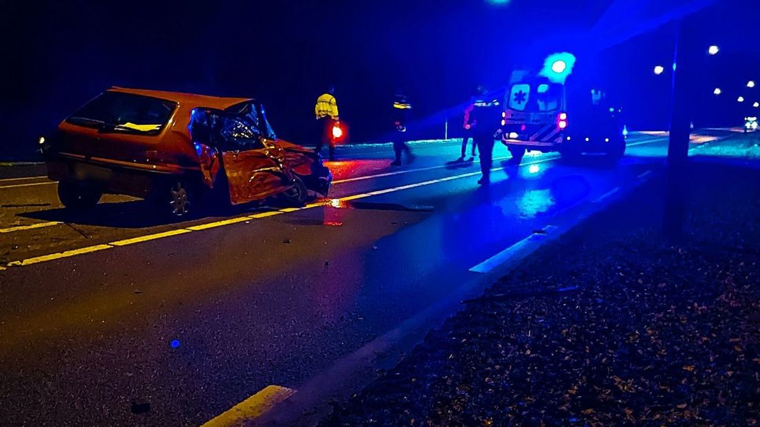 Zware aanrijding in Enschede: automobilist met spoed naar ziekenhuis