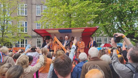 Burgemeester Aboutaleb van Rotterdam is de feestbeest tijdens Koningsdag in Kralingen