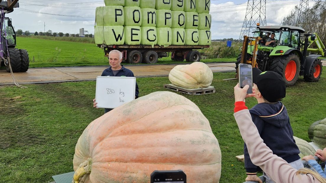 Een deelnemer uit België showt zijn gigantische pompoen: maar liefst 830 kilo.