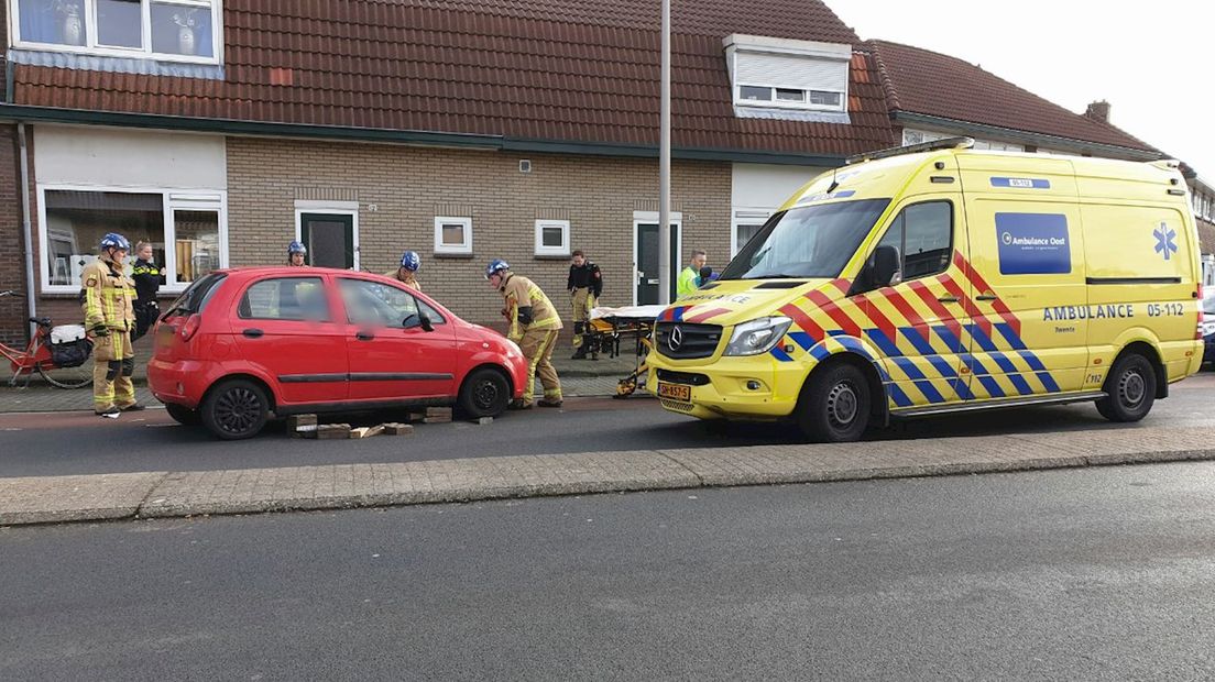 Vrouw gewond bij aanrijding tussen drie auto's in Enschede