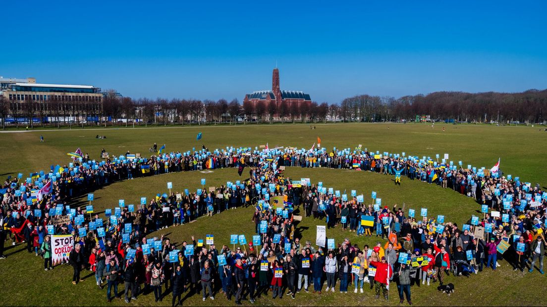 Demonstranten vormen een vredesteken op het Malieveld