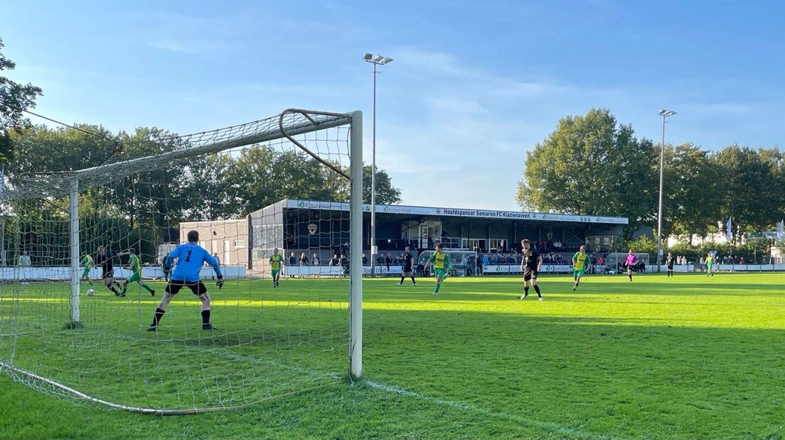 FC Klazienaveen bestookt het doel van Fit Boys