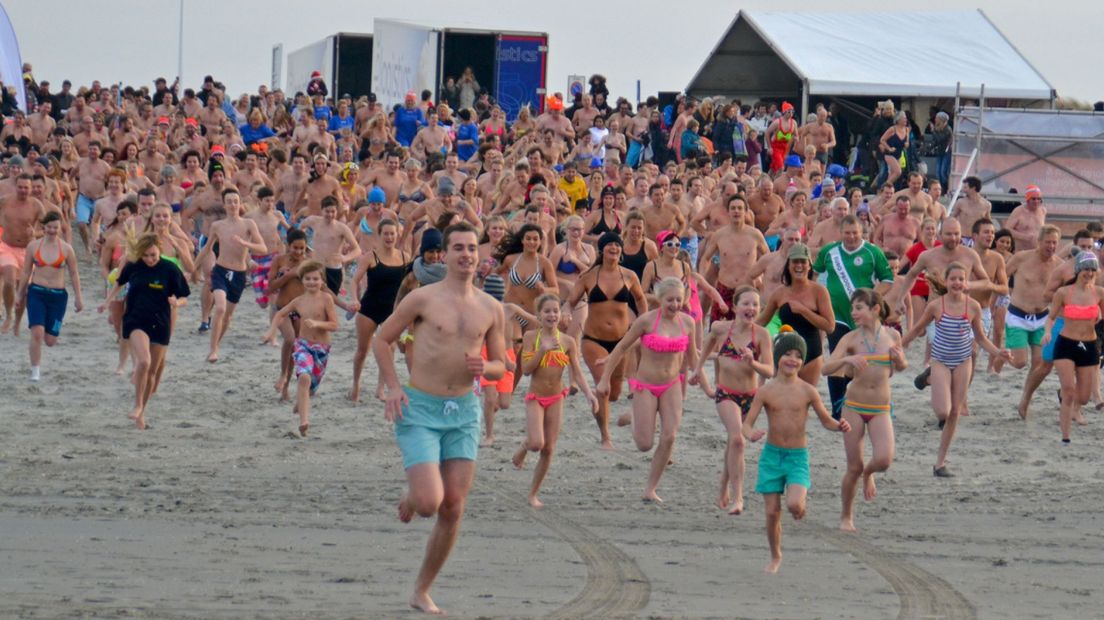 Een eerdere nieuwjaarsduik op strand van 's-Gravenzande