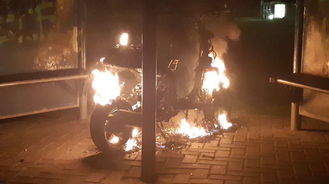 Scooter in brand in Assen (Rechten: Van Oost Media)