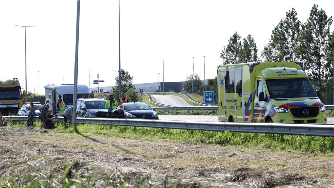 Bij het ongeluk zijn drie voertuigen betrokken