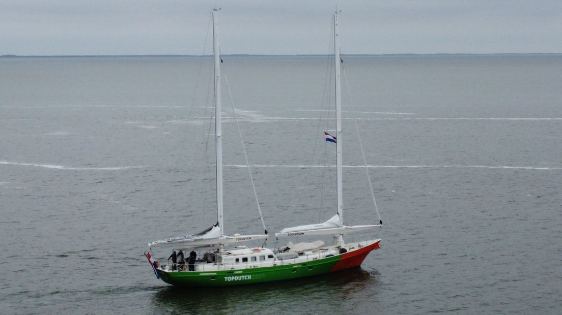 De Ecolution vaart de haven van Lauwersoog uit