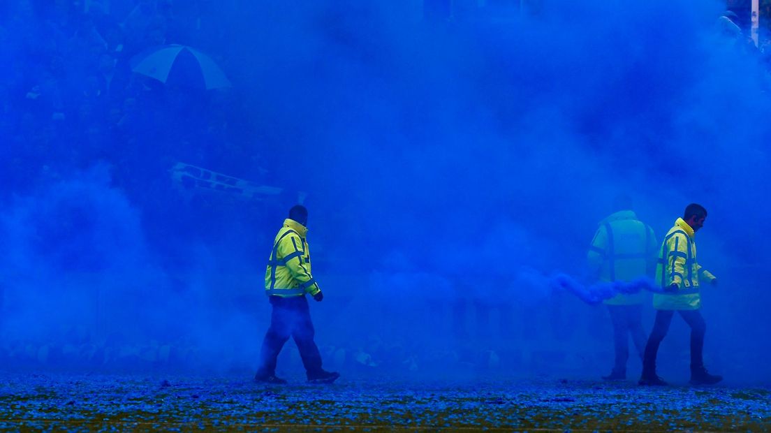 Blauw vuurwerk rond de derby