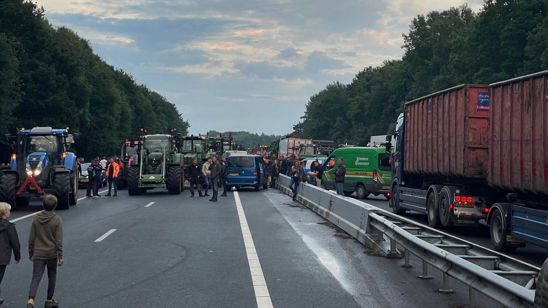 Actievoerende boeren blokkeren de snelweg