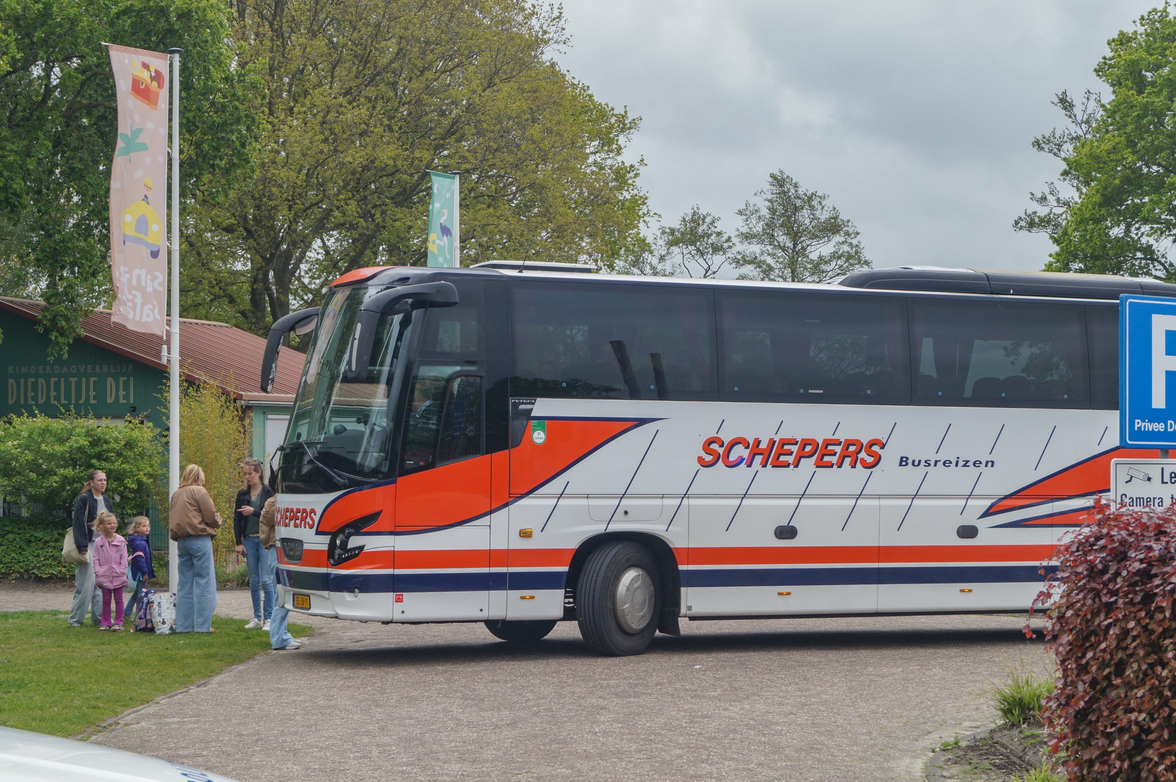 Skoalklasse wurdt fuortbrocht mei in bus