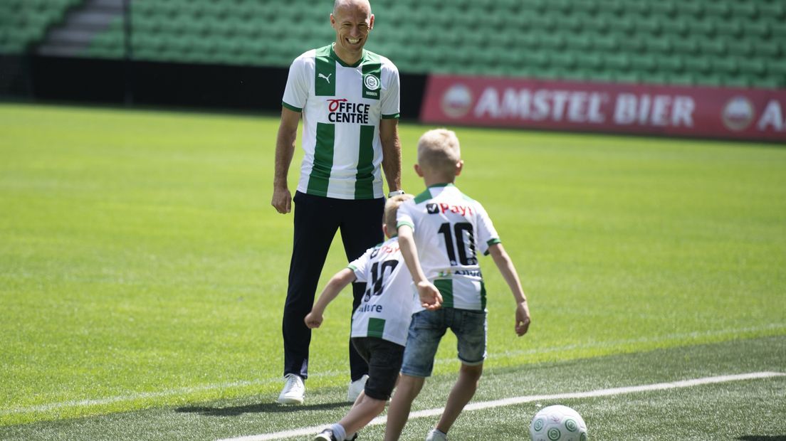 Arjen Robben trapt een balletje met zijn zoons Luka en Kai voorafgaand aan zijn presentatie bij FC Groningen in 2020