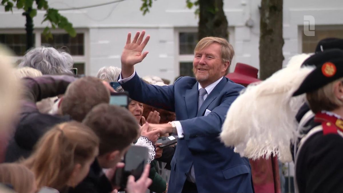 Koningspaar arriveert in uitgelaten sfeer in Wessem voor streekbezoek: eerste koningsselfie binnen